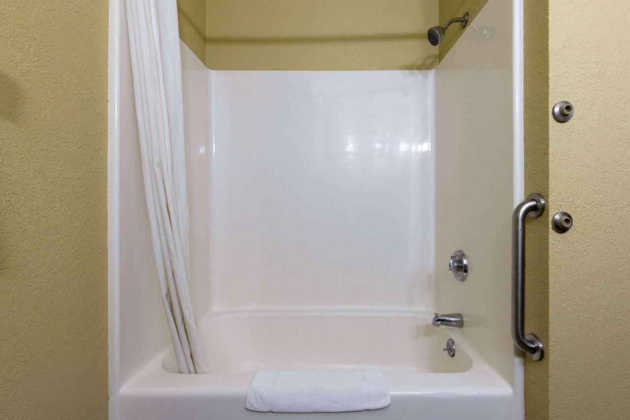 Super 8 By Wyndham Nixa/Springfield Area Hotel Bagian luar foto